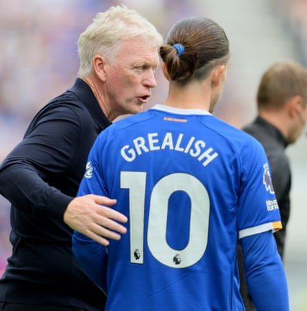David Moyes speaks to Jack Grealish during the Premier League match between Everton and Manchester United