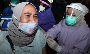 Miles de residentes hicieron cola en el edificio UMM Dome en Malang, una ciudad en el este de Indonesia, para recibir la vacuna AstraZeneca Covid-19 ayer como parte de los esfuerzos del gobierno para frenar el virus.