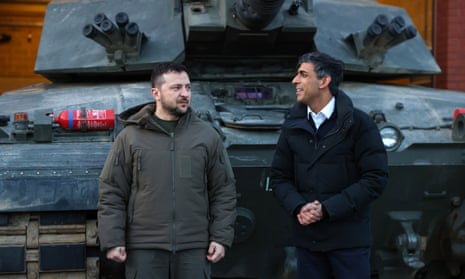 President Volodymyr Zelenskiy, left, and Prime Minister Rishi Sunak in front of a Challenger 2 tank.