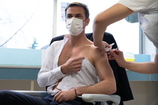 Olivier Veran receives his vaccination.