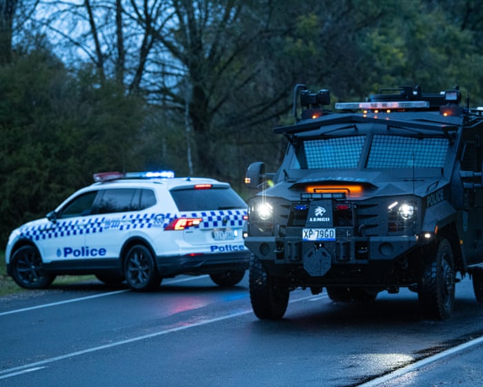 Porepunkah police shooting: two people arrested in late-night raid as manhunt for suspect Dezi Freeman continues