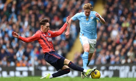 Kevin De Bruyne dodges a challenge from an Everton defender.
