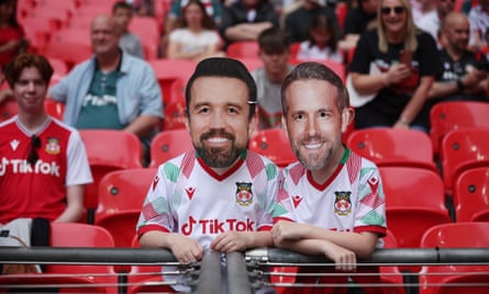 Fans masqués des propriétaires de Wrexham Rob McElhenney et Ryan Reynolds à Wembley avant la finale du FA Trophy de l'année dernière.