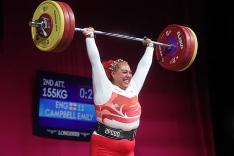 Emily Campbell comemora a vitória na final feminina de +86kg