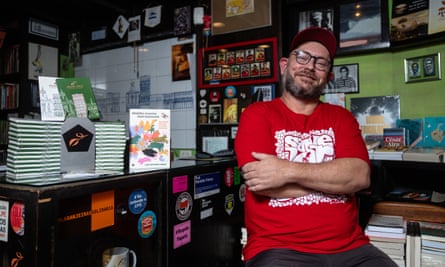 Luiz Antonio Simas wearing a red cap, glasses and a beard