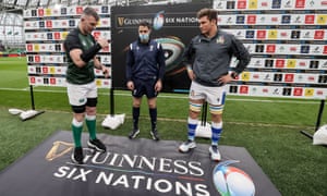 Peter O'Mahoney dell'Irlanda, l'arbitro Nika Amashukeli e Michael Lamaro dell'Italia durante il ciclo valutario.