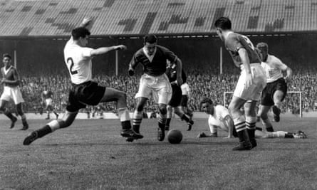 Maurice Norman, à gauche, pour Tottenham Hotspur, tente d'arrêter la star de Chelsea, Jimmy Greaves, âgée de 17 ans, lors d'un match de Division One à White Hart Lane, en août 1957.