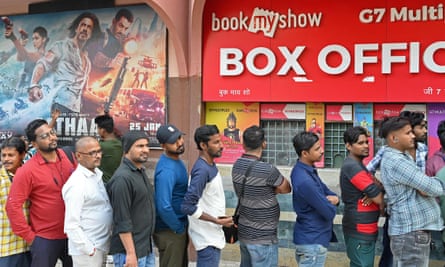 Les cinéphiles font la queue pour regarder Pathaan dans une salle de cinéma à Mumbai.