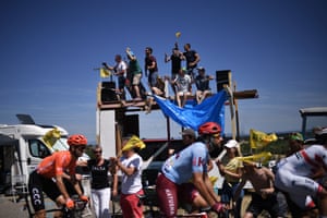 Stage 5 Saint-Dié-des-Vosges – Colmar, 175.5km
Fans cheer the riders