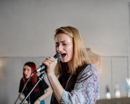 مغنية تتدرب مع فرقتها.