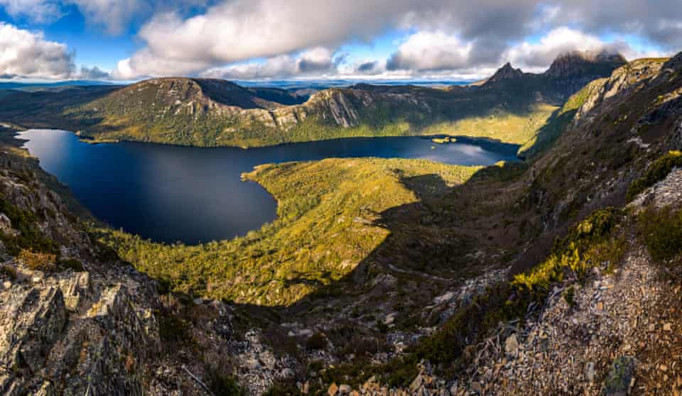 Голубиное озеро и гора Кредл в Тасмании.
