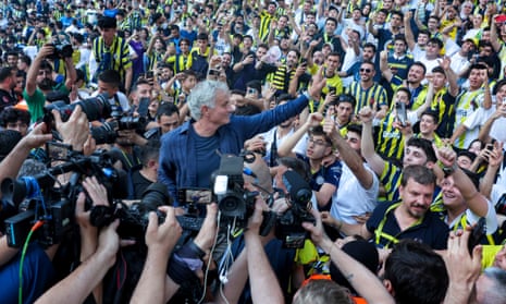 José Mourinho được ra mắt với tư cách là huấn luyện viên mới của câu lạc bộ Super Lig Thổ Nhĩ Kỳ Fenerbahce trước hàng nghìn người hâm mộ cuồng nhiệt