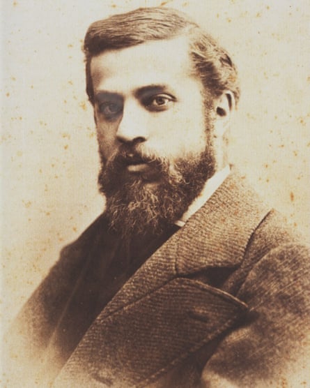 Sepia portrait of Gaudí; he has a beard and is wearing a wool overcoat.