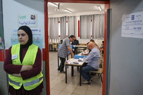 Ένας άνδρας εγγράφεται για να ψηφίσει σε ένα εκλογικό τμήμα στο Umm al-Fahm στο βόρειο Ισραήλ.