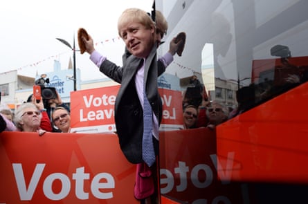 Boris Johnson monte à bord du bus de la campagne Vote Leave à Truro, Cornwall, en mai 2016, un mois avant le vote sur le Brexit