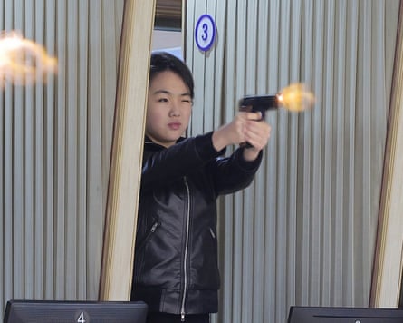 కిమ్ జు-ఏ టెస్ట్ పిస్టల్తో కాల్చాడు.