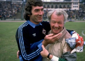 Pat Jennings and Billy Bingham share a joke during the campaign.