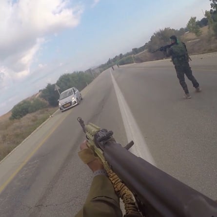 لقطة من كاميرا خاصة بحركة حماس وهي تستخدم السلاح