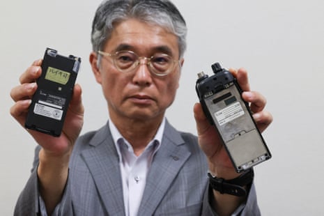 O diretor do fabricante japonês de equipamentos de rádio Icom Inc, Yoshiki Enomoto, mostra seu dispositivo modelo IC-V82 em sua sede em Osaka.