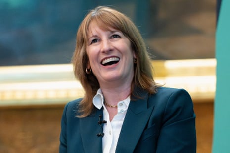 ब्रिटेन के राजकोष के चांसलर राचेल रीव्स 21 अप्रैल को लंदन में इंस्टीट्यूट ऑफ डायरेक्टर्स में नेशनल ग्रोथ डिबेट में नजर आ रहे हैं।