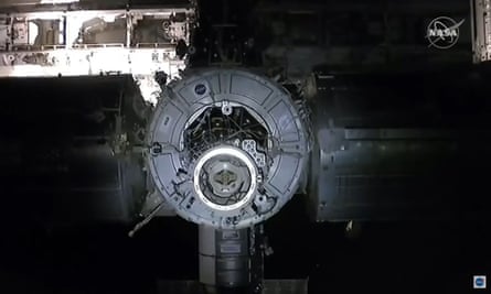 مأموریت SpaceX Crew-1 در کشتی SpaceX Crew Dragon به ایستگاه فضایی بین المللی نزدیک می شود