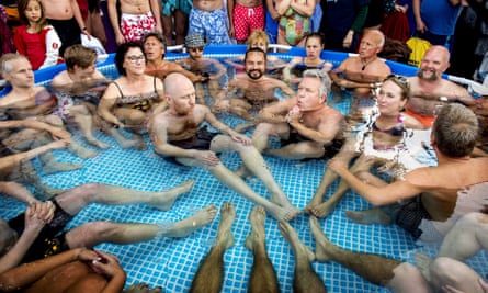 Participants à une tentative de record du monde de bain d'eau glacée organisée par Wim Hof ​​à Amsterdam, 2015