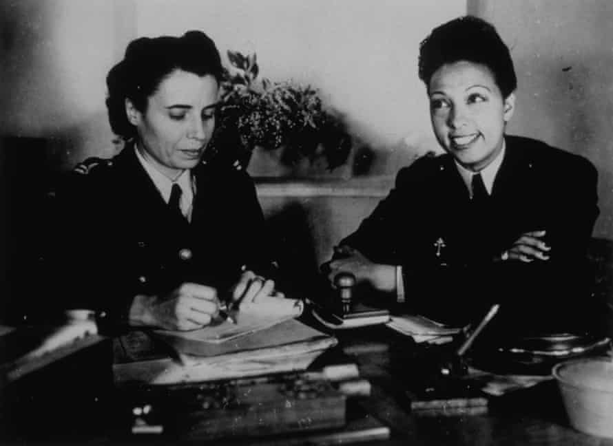 Joséphine Baker, à droite, en tant que volontaire dans les Auxiliaires de l'Air Féminines Françaises Libres.