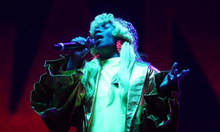 Le chanteur et artiste Santigold anime Noble Champions, une émission d'interviews fluides.