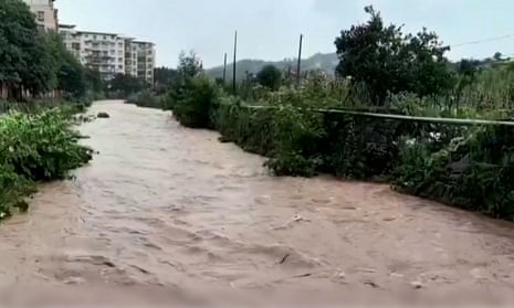 Heavy rains flood streets and trap hundreds in China – video report