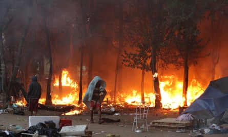 Incêndios durante a operação policial na Cracolândia no começo do ano. Fotografia: Paulo Whitaker/Reuters