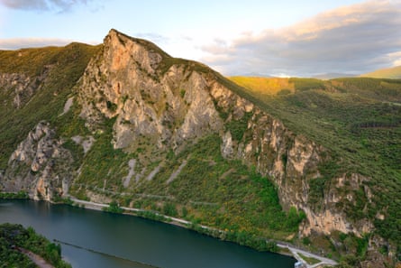 A dramatic cliff in Enciña da Lastra natural park in Spain