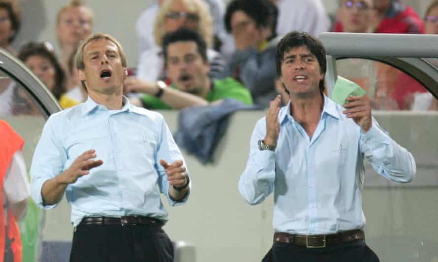 Jürgen Klinsmann et son assistant Joachim Löw réagissent lors du match de barrage de l'Allemagne contre le Portugal lors de la Coupe du monde 2006.