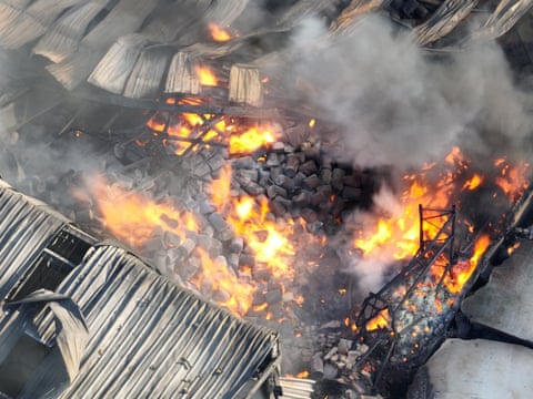 Un incendio in una fabbrica a Derrimut, nella zona ovest di Melbourne, dopo un'esplosione.