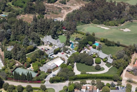 Pemandangan udara Playboy Mansion Hugh Hefner tahun 2012, yang membelakangi lapangan golf LA Country Club.
