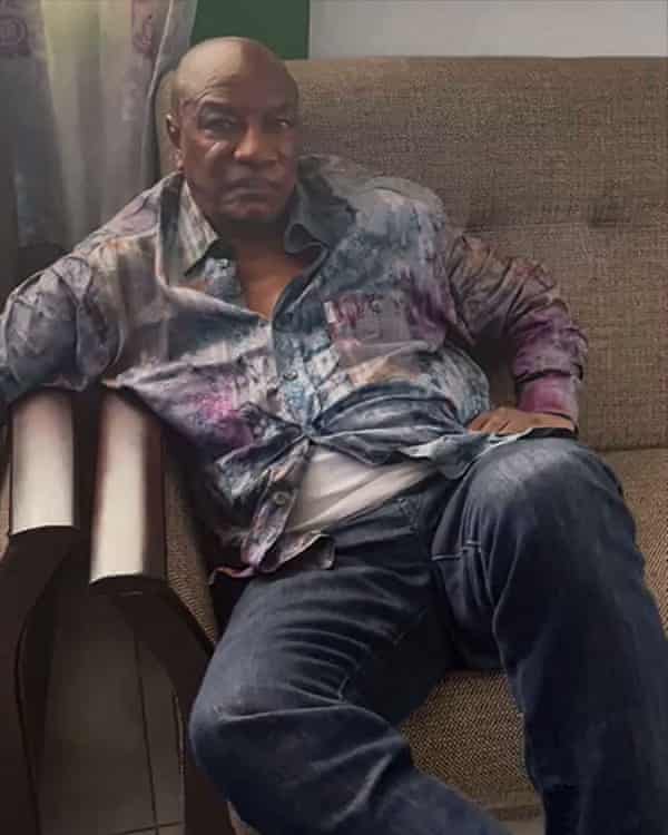Alpha Condé sitting on a sofa