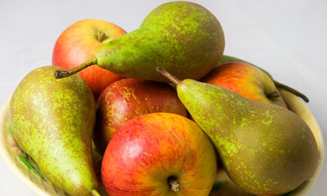 In Australia, 7.1% of pears and 3.7% of apples tested by the agriculture department were over the maximum pesticide residue limit.
