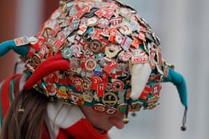 A fan with her hat covered in badges.