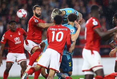Lyanco dari Southampton mencetak gol kedua mereka.