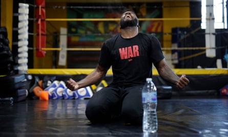 Leon Edwards à l'aise pendant l'entraînement au gymnase Fearless MMA de Birmingham