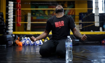 ليون إدواردز مرتاح أثناء التدريب في صالة Fearless MMA في برمنغهام