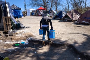 During the pandemic, thousands of people living in tents and cars in Seattle were left to fend for themselves outside as support programmes came to a standstill. According to local research, the number of tents in Seattle increased by 50% during the summers of 2019 and 2020.