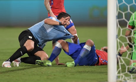 Uruguay earn Copa América draw with Chile as Luis Suárez forces Vidal error