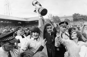 Alan Foggon and Tommy Gibb show off the Fairs Cup trophy