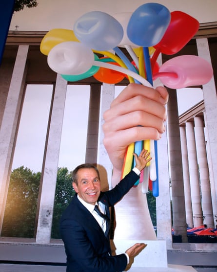 Koons, in November 2016, announcing the donation of “Bouquet of Tulips” to the city of Paris.
