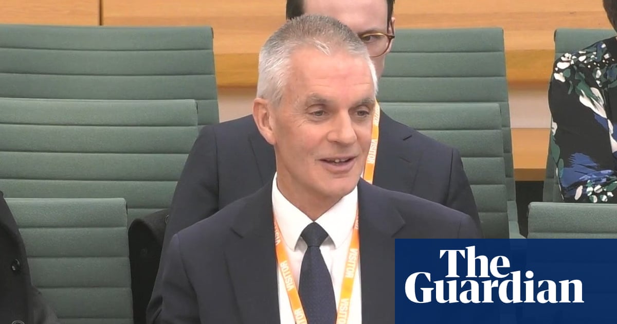 Tim Davie zegt dat de BBC op X zal blijven om te proberen het ’tij’ van wereldwijde desinformatie te keren | BBC