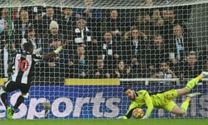 Allan Saint-Maximin shoots straight at the keeper.