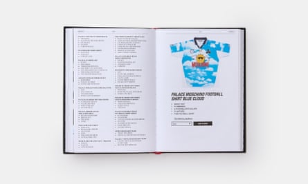 Une page du livre, avec une description de produit pour une chemise Moschino.