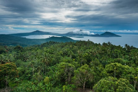 Matupit island volcanoesPapua New Guinea, Bismarck Archipelago, New Britain island, East New Britain province, Rabaul district, Rabaul Bay, Matupit island, Tavuvur, Turangunan, Tovanumbatir, Rabalanakaia et Vulcan volcanoes seen from Malmaluan viewpoint