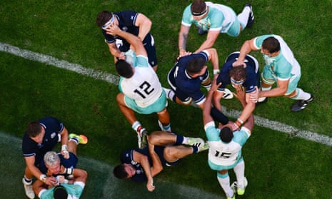 Die Spieler Schottlands und Südafrikas streiten während des Pool-B-Spiels der Rugby-Weltmeisterschaft Frankreich 2023
