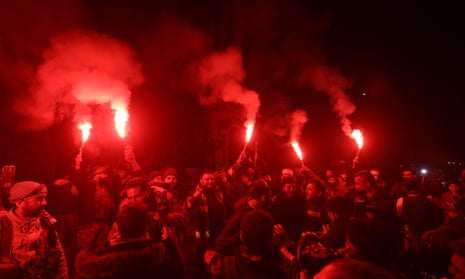Suriyeli muhalif savaşçılar ve yerel halk, 8 Aralık 2024'te gece yarısı Suriye'nin üçüncü büyük kenti Humus'a girdikten sonra sabahın erken saatlerinde kutlama yapıyor.